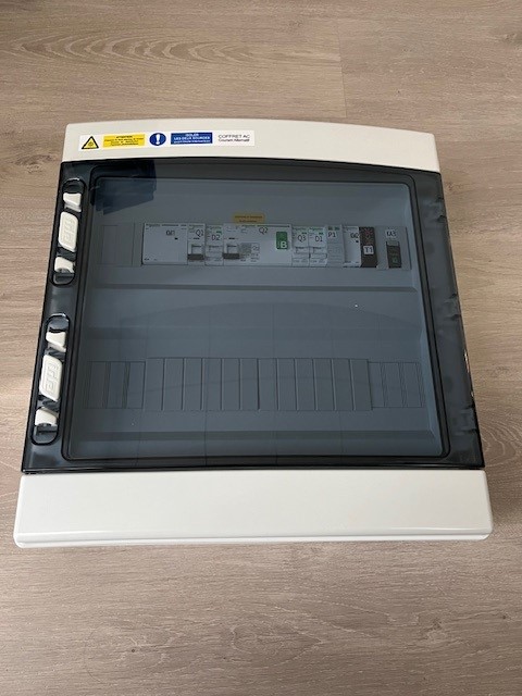 Coffret AC - SCHNEIDER - 3 à 6KW avec BackUp - 1 onduleur Monophasé - Résidentiel - 32A - 30mA